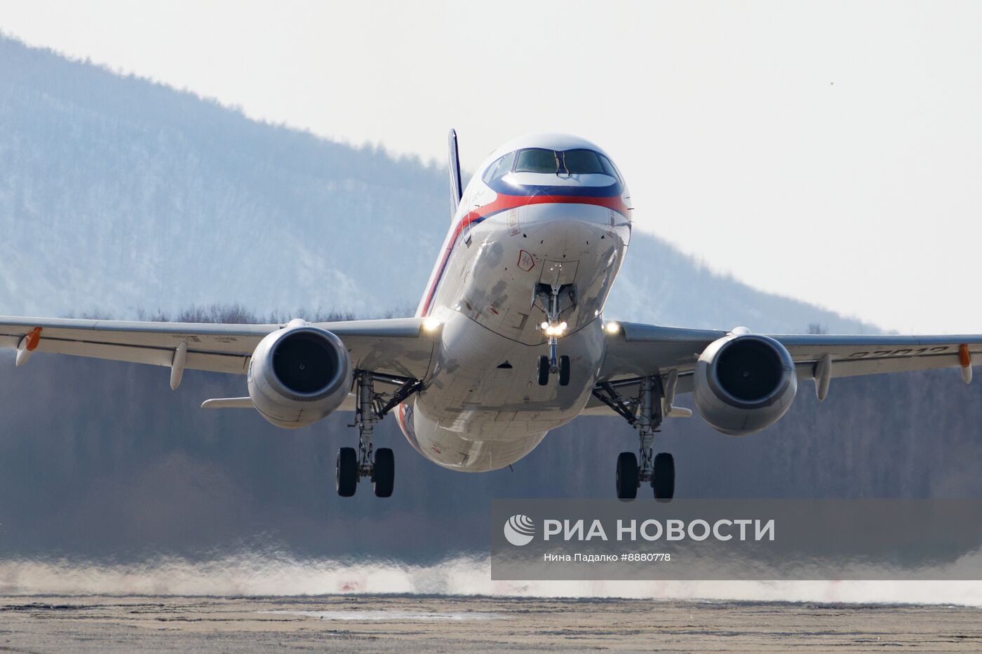 Самолет "Суперджет" с двигателями ПД-8 совершил первый полет 