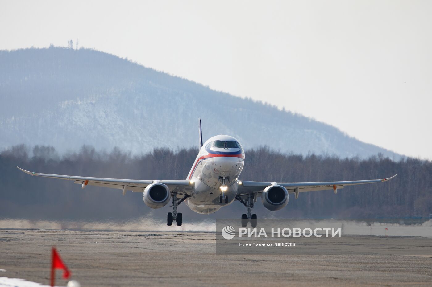 Самолет "Суперджет" с двигателями ПД-8 совершил первый полет 