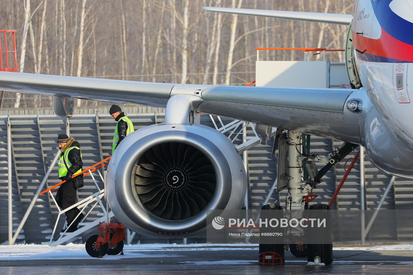 Самолет "Суперджет" с двигателями ПД-8 совершил первый полет 