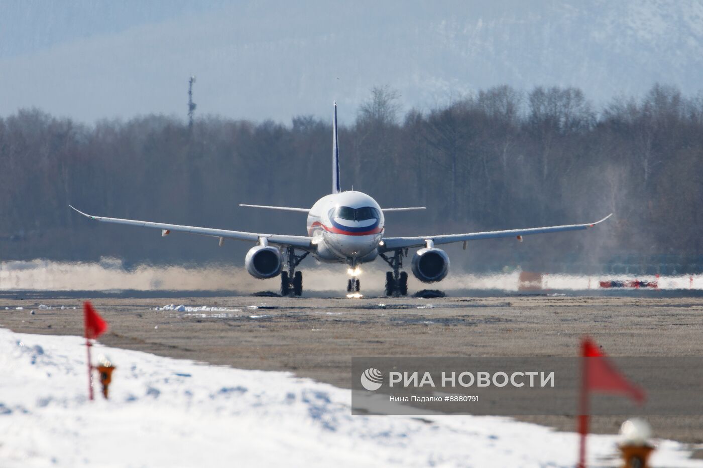 Самолет "Суперджет" с двигателями ПД-8 совершил первый полет 