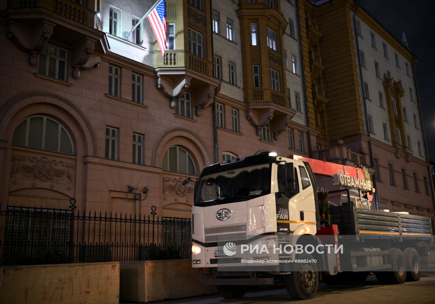 Демонтаж символики ZVO возле посольства США в Москве