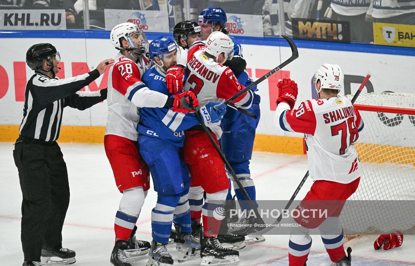 Хоккей. КХЛ. Матч "Динамо М" - "Локомотив"
