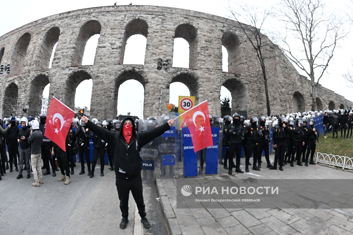 Акция в поддержку арестованного мэра Стамбула Имамоглу