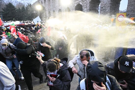 Акция в поддержку арестованного мэра Стамбула Имамоглу