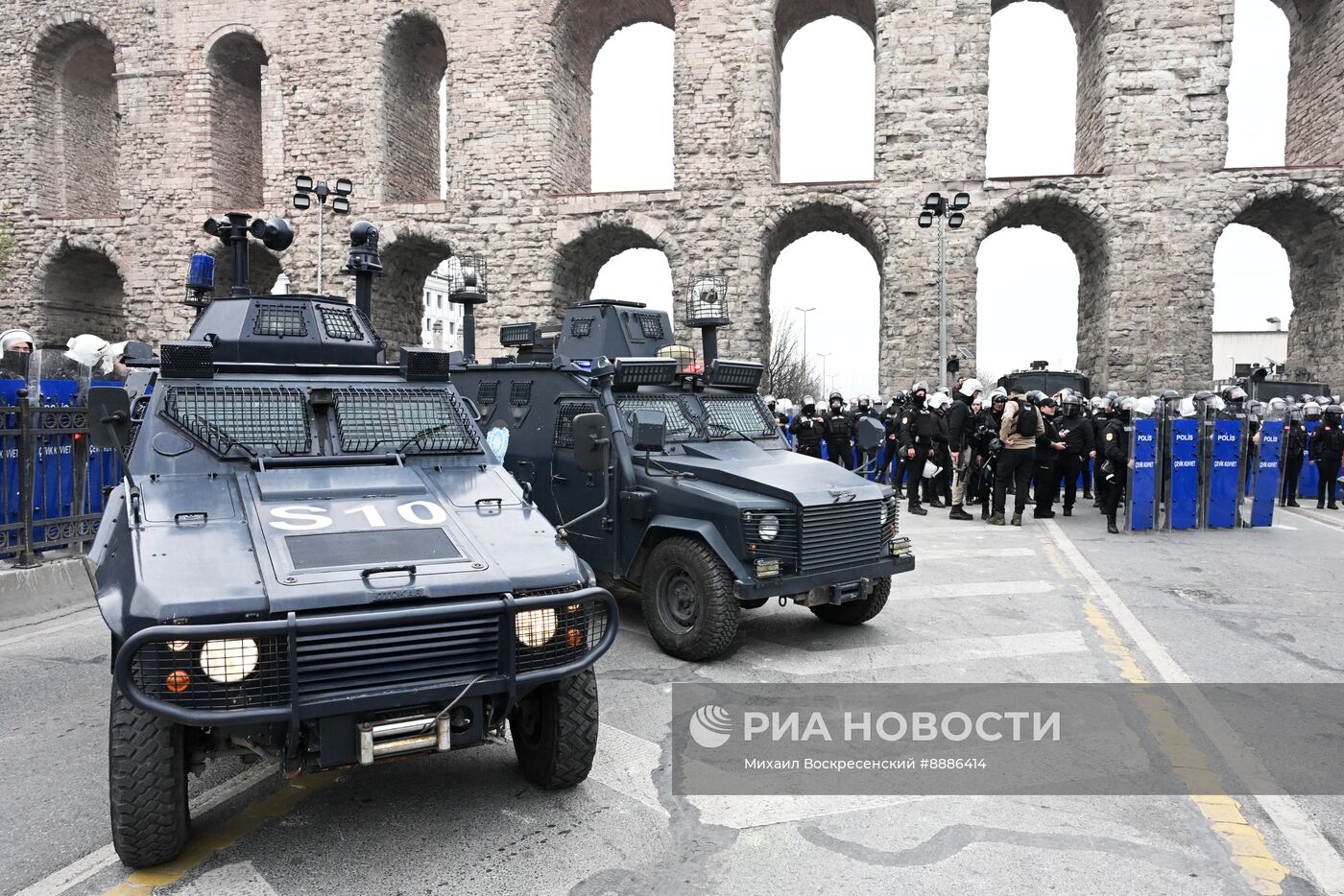 Акция в поддержку арестованного мэра Стамбула Имамоглу