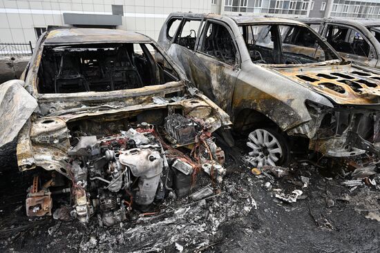 Более 20 машин сгорели на стоянке во Владивостоке