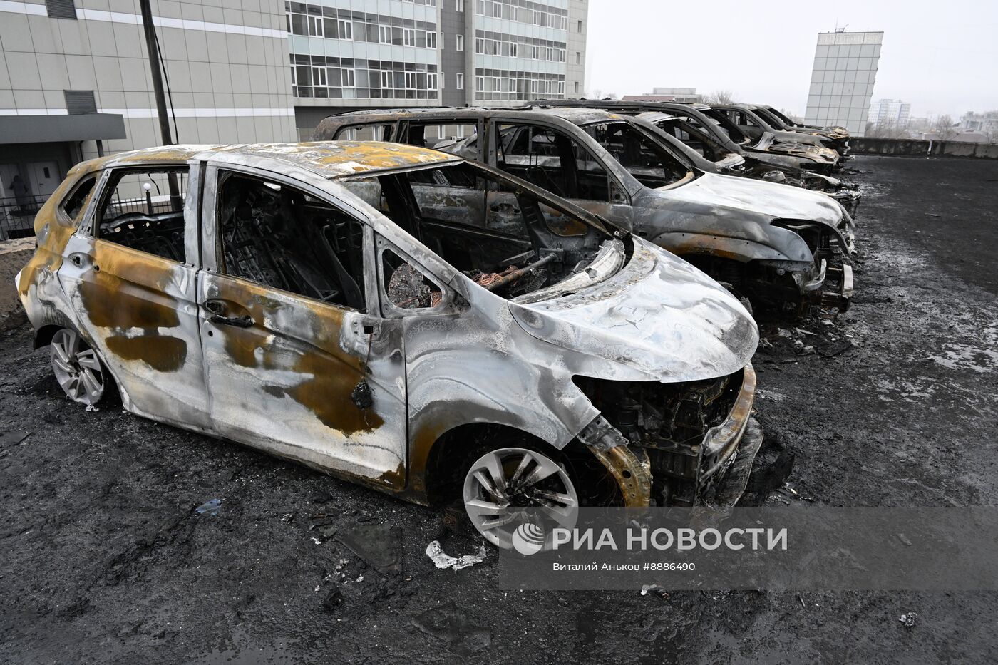 Более 20 машин сгорели на стоянке во Владивостоке
