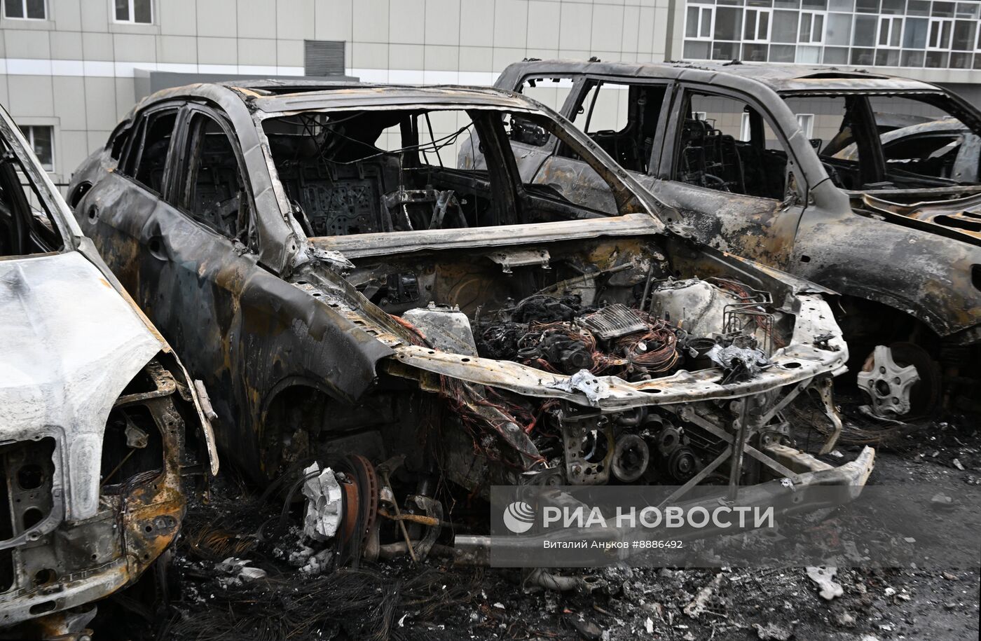 Более 20 машин сгорели на стоянке во Владивостоке
