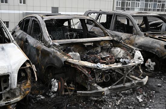 Более 20 машин сгорели на стоянке во Владивостоке