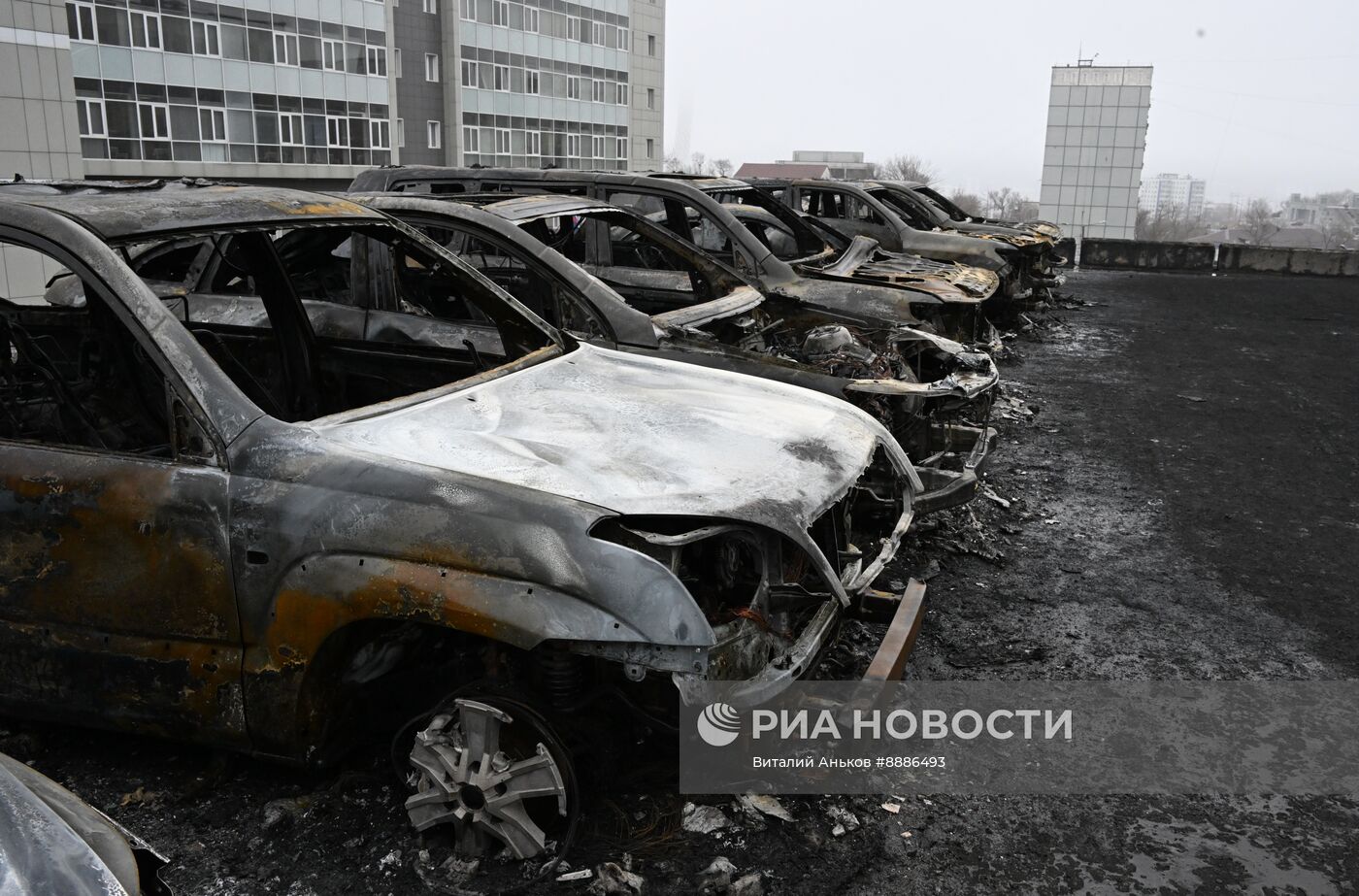 Более 20 машин сгорели на стоянке во Владивостоке