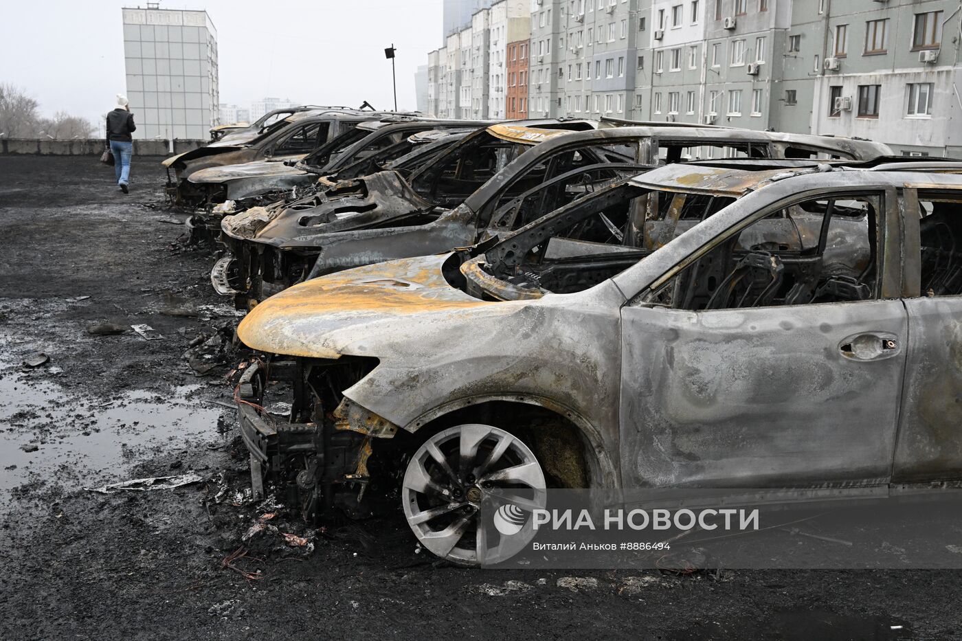 Более 20 машин сгорели на стоянке во Владивостоке