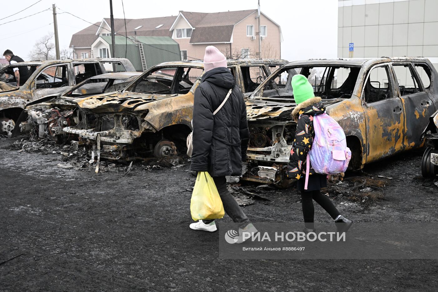 Более 20 машин сгорели на стоянке во Владивостоке