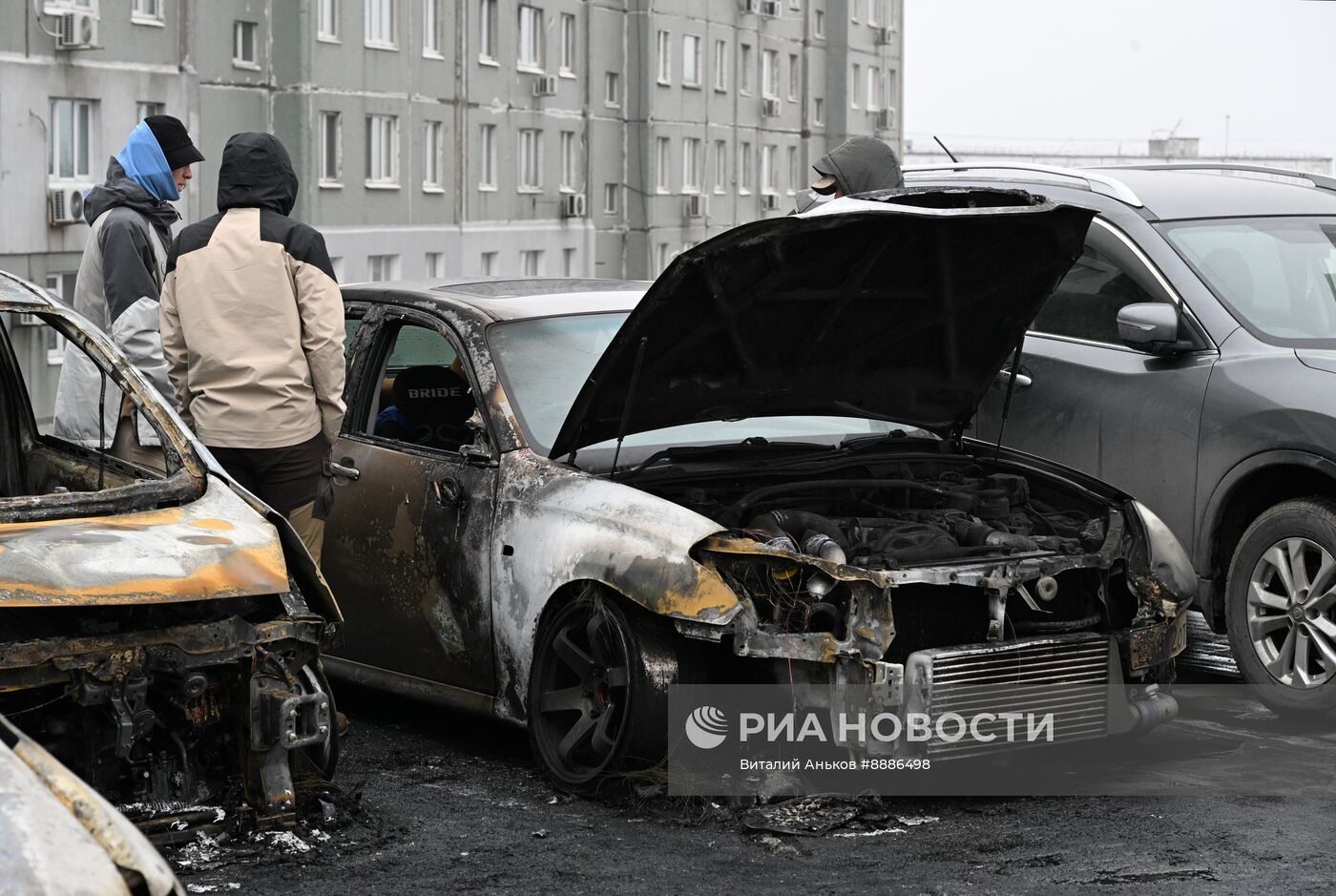 Более 20 машин сгорели на стоянке во Владивостоке