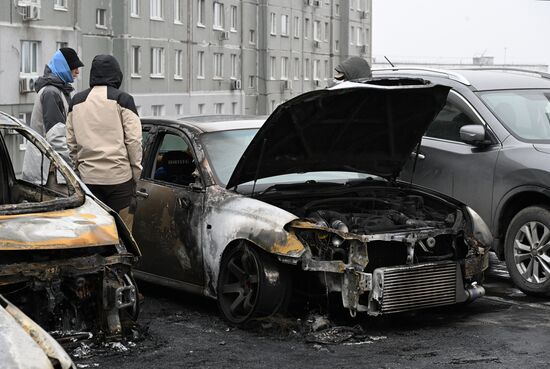 Более 20 машин сгорели на стоянке во Владивостоке