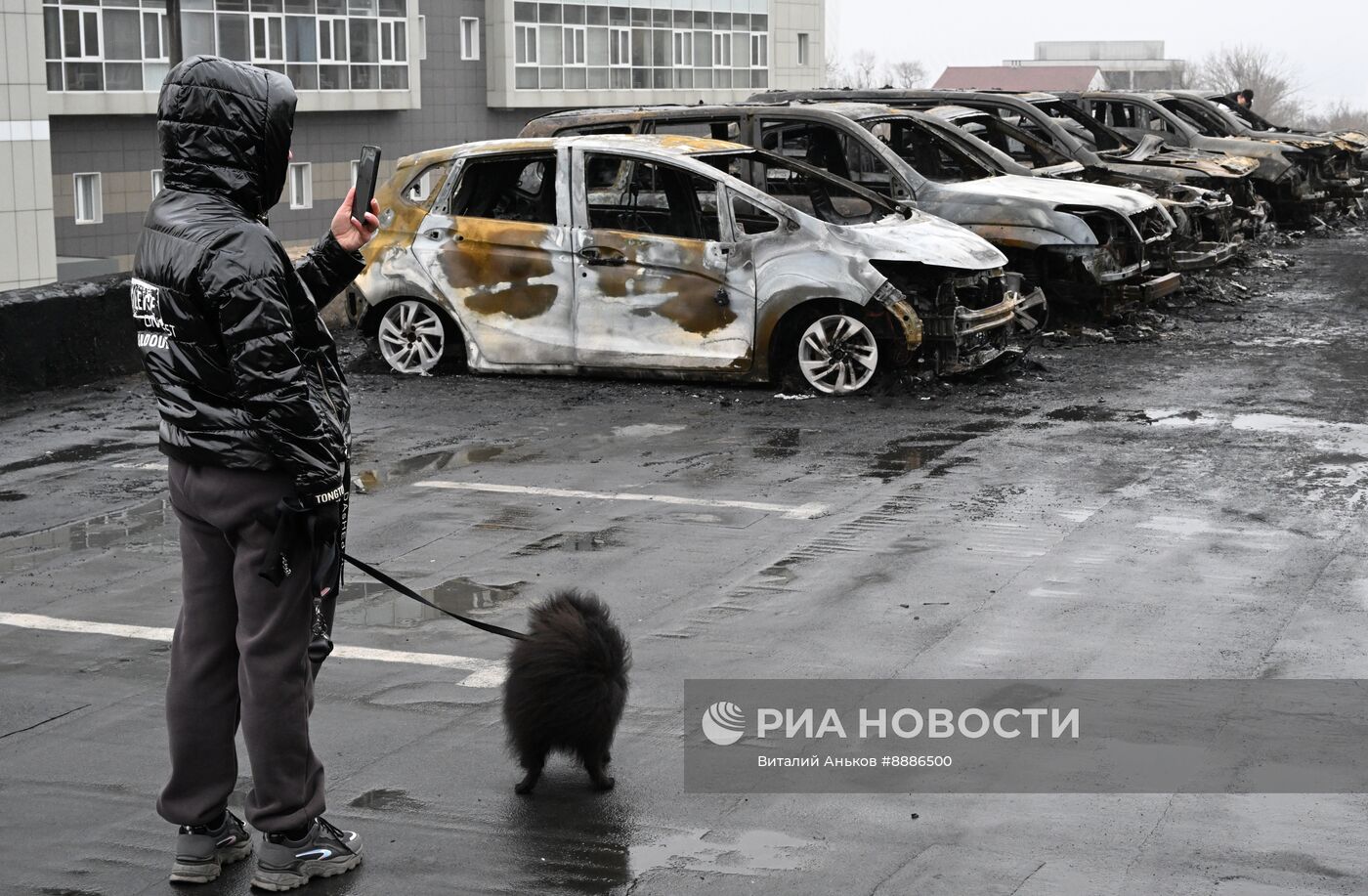 Более 20 машин сгорели на стоянке во Владивостоке