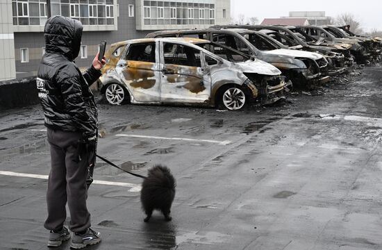 Более 20 машин сгорели на стоянке во Владивостоке