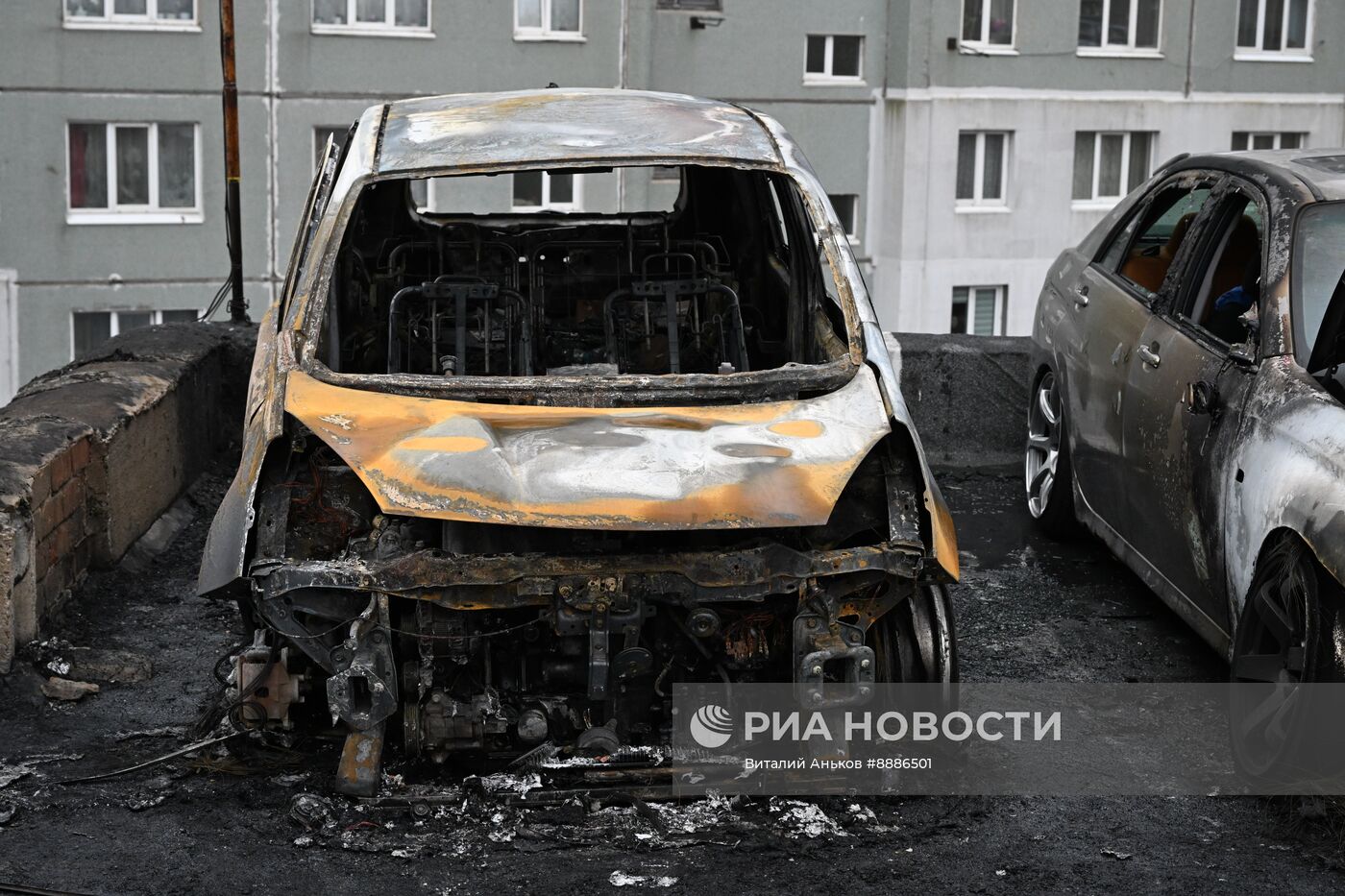 Более 20 машин сгорели на стоянке во Владивостоке