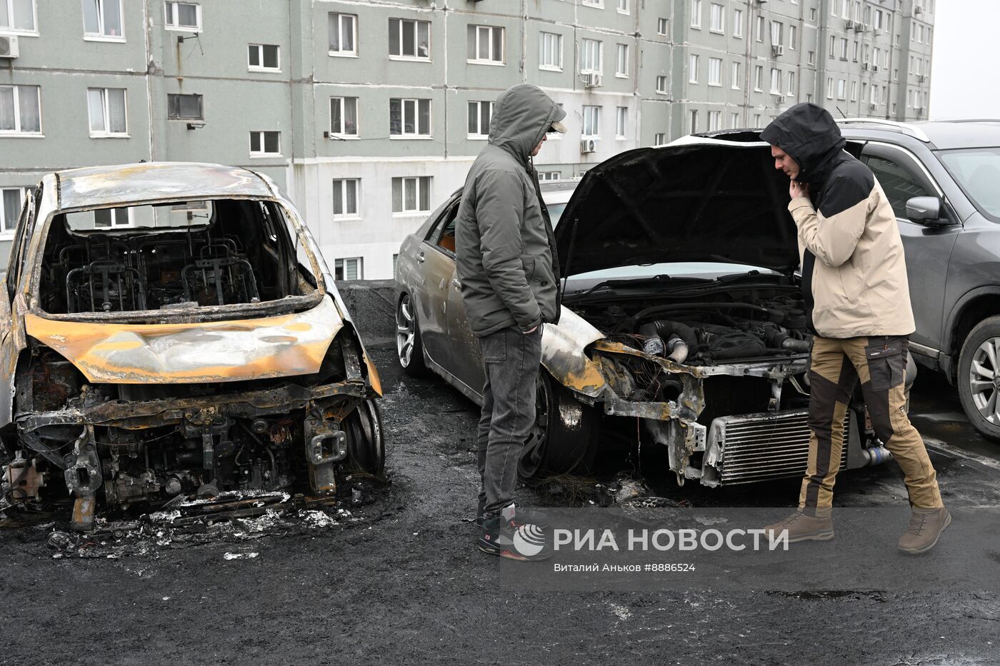 Более 20 машин сгорели на стоянке во Владивостоке
