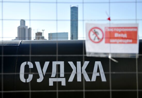 В Екатеринбурге установили копию трубы из операции "Поток" в Судже