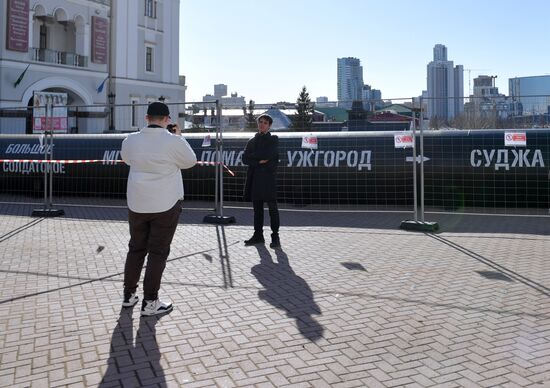 В Екатеринбурге установили копию трубы из операции "Поток" в Судже