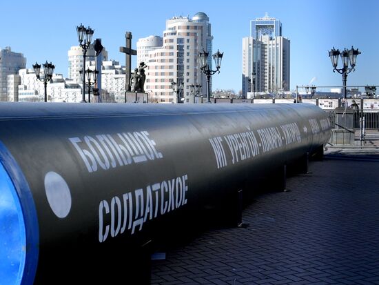 В Екатеринбурге установили копию трубы из операции "Поток" в Судже