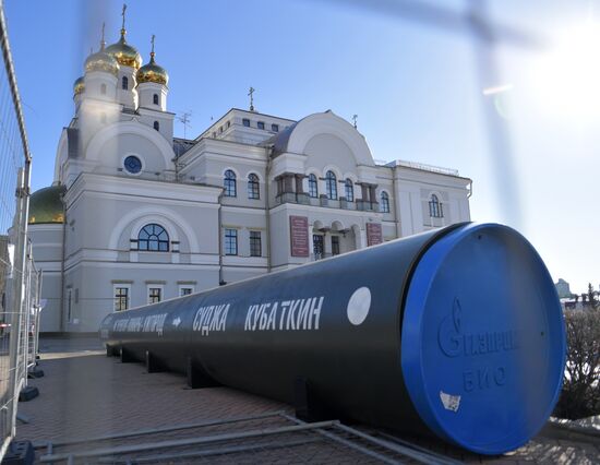 В Екатеринбурге установили копию трубы из операции "Поток" в Судже