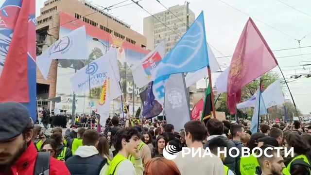 Протесты в Белграде против передачи зданий минобороны Сербии зятю Трампа