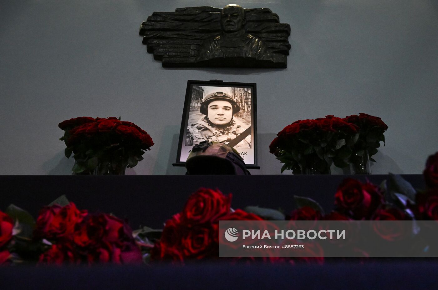 Цветы в память о погибшем журналисте А. Федорчаке