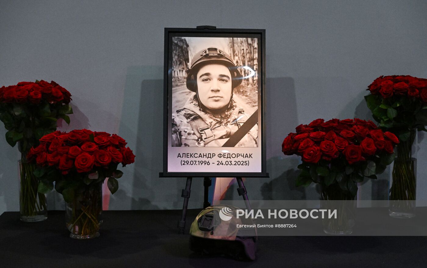 Цветы в память о погибшем журналисте А. Федорчаке