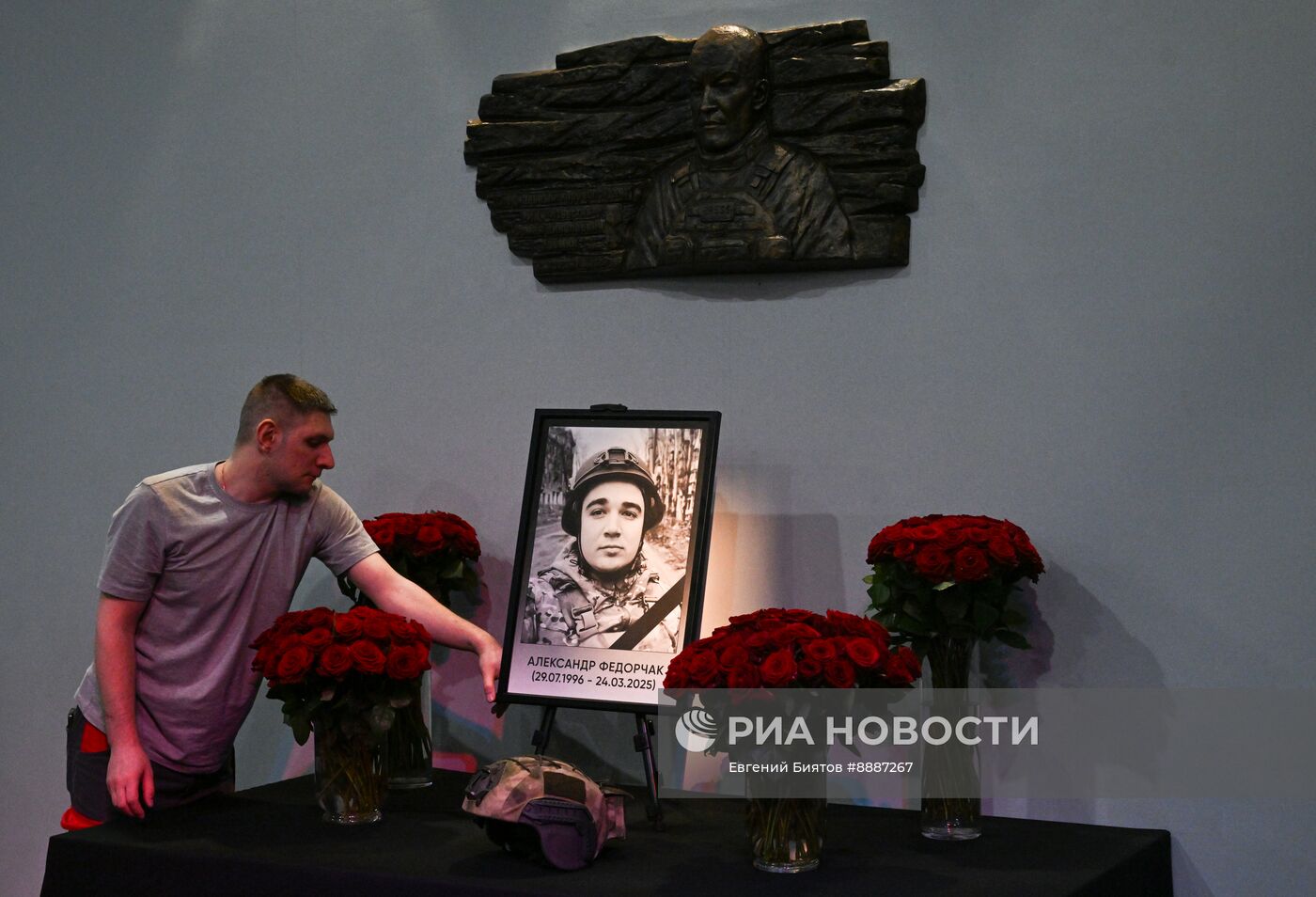 Цветы в память о погибшем журналисте А. Федорчаке