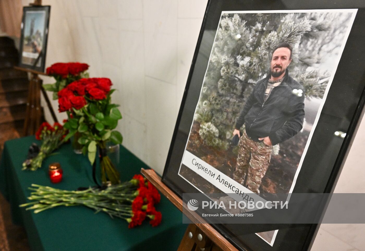  Цветы в память о погибших журналистах А. Федорчаке и А. Панове