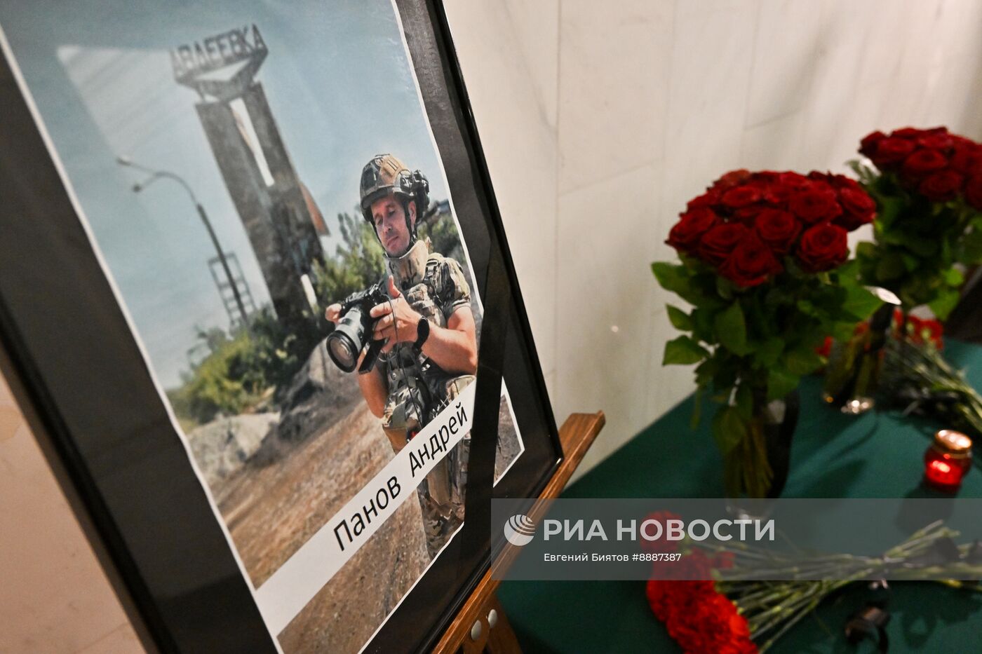  Цветы в память о погибших журналистах А. Федорчаке и А. Панове