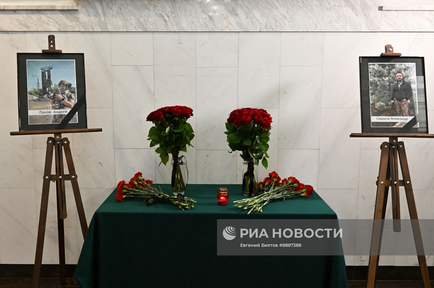  Цветы в память о погибших журналистах А. Федорчаке и А. Панове