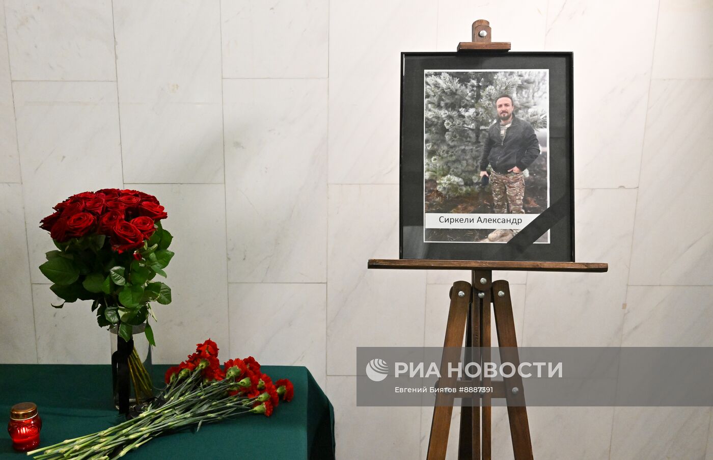  Цветы в память о погибших журналистах А. Федорчаке и А. Панове