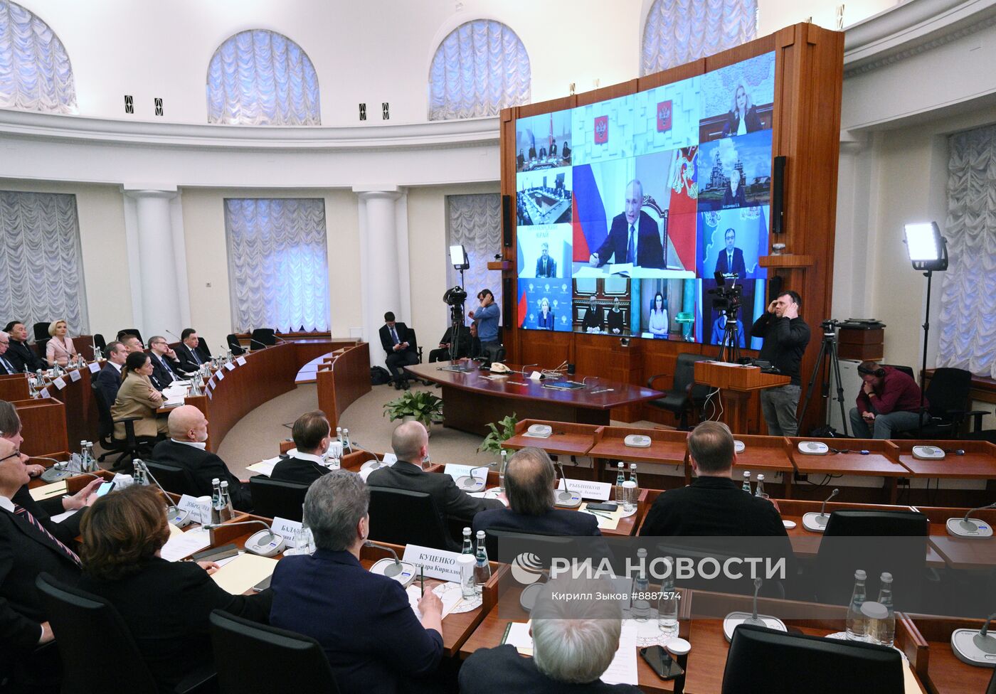 Президент РФ В. Путин провел заседание Совета по культуре и искусству