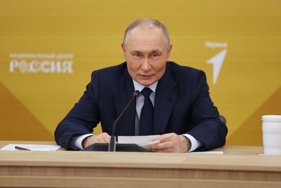 Президент Владимир Путин принял участие в заседании наблюдательного совета "Движение первых"