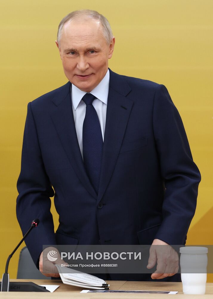 Президент Владимир Путин принял участие в заседании наблюдательного совета "Движение первых"