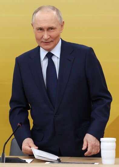 Президент Владимир Путин принял участие в заседании наблюдательного совета "Движение первых"