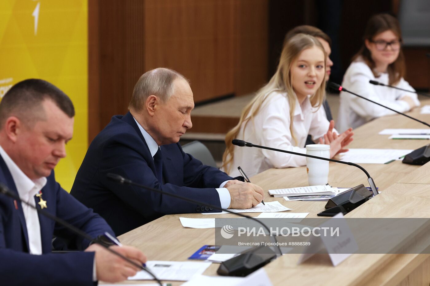 Президент Владимир Путин принял участие в заседании наблюдательного совета "Движение первых"