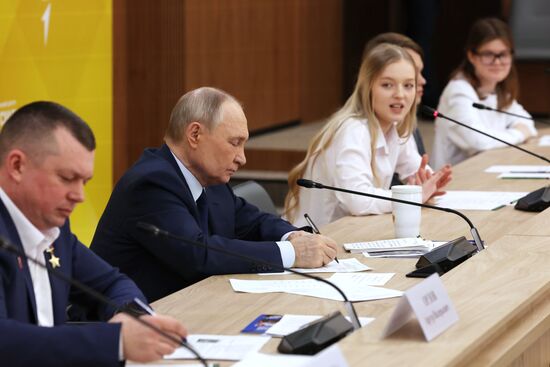 Президент Владимир Путин принял участие в заседании наблюдательного совета "Движение первых"