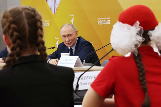 Президент Владимир Путин принял участие в заседании наблюдательного совета "Движение первых"