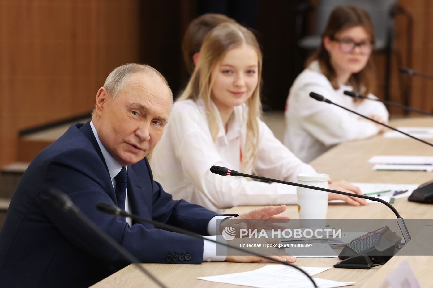 Президент Владимир Путин принял участие в заседании наблюдательного совета "Движение первых"