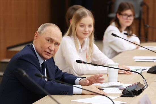 Президент Владимир Путин принял участие в заседании наблюдательного совета "Движение первых"