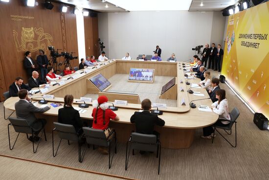 Президент Владимир Путин принял участие в заседании наблюдательного совета "Движение первых"