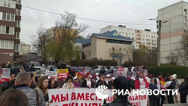 Представители оппозиции и их сторонники собрались у суда в Кишеневе