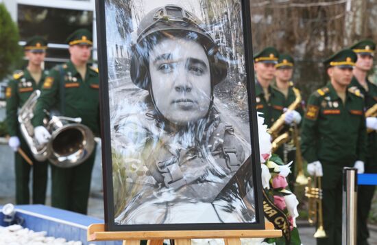 Прощание с погибшим в зоне СВО военкором "Известий" А. Федорчаком