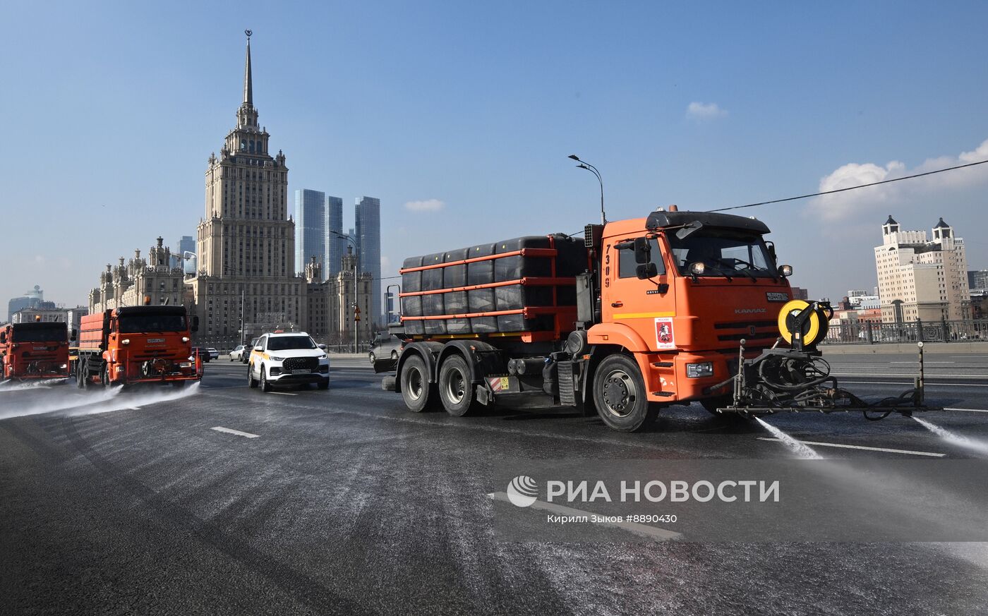 Промывка дорог с шампунем после зимы