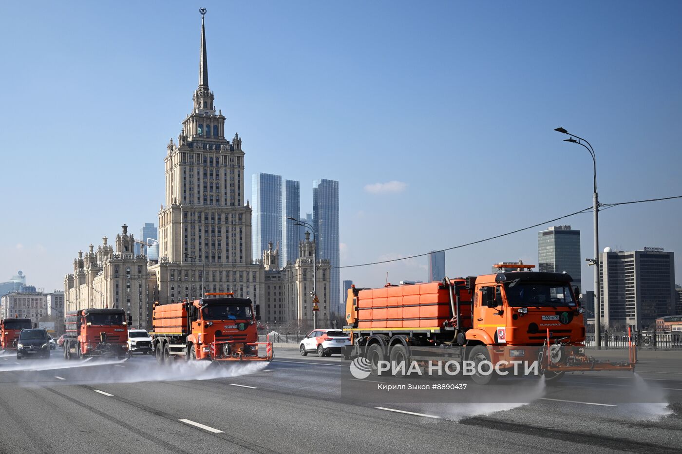 Промывка дорог с шампунем после зимы