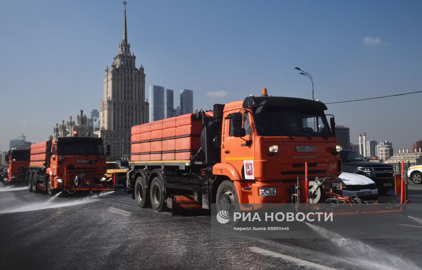 Промывка дорог с шампунем после зимы
