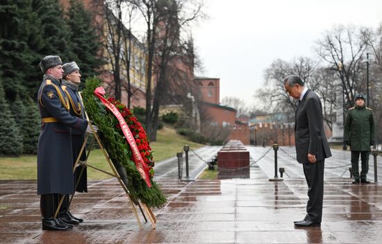 Глава МИД КНР Ван И  возложил цветы к Могиле Неизвестного Солдата